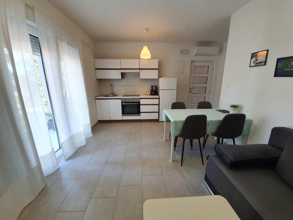 Apartmani Plaza Selce Buitenkant foto